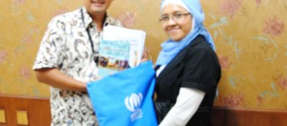 Tirta Mursitama (Kajur HI Binus) dan Nurul Rochayati (UNHCR)