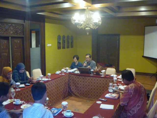 Ketua Tim Peneliti Hikom HI BINUS memimpin diskusi dalam FGD bersama KADIN Solo 24 April 2013