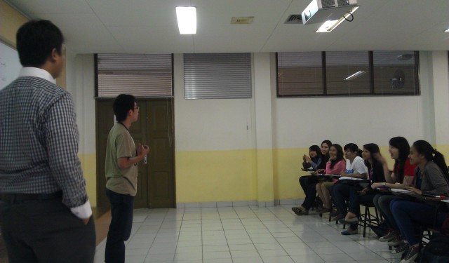 Mahasiswa presentasi di depan rekan sekelas