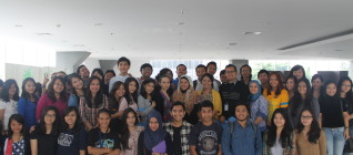 Foto bersama mahasiswa Binus dengan perwakilan UNHCR