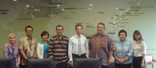 Foto bersama Perwakilan HI Binus dan Kedubes AS