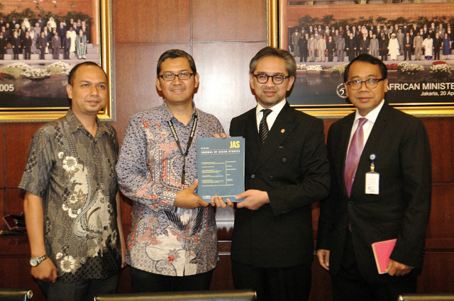 Tirta Mursitama, PhD selaku perwakilan AIHII memberikan edisi pertama Journal of ASEAN Studies kepada Menteri Luar Negeri Marty Natalegawa