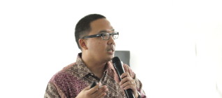 Dr. Santo Darmosumarto memaparkan ceramah mengenai politik luar negeri Indonesia
