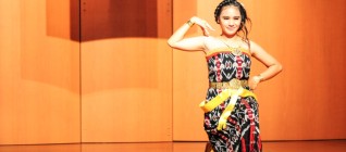 Kathleen, mahasiswa HI Binus, membawakan tari tradisional Indonesia