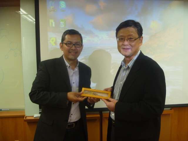 Tirta Nugraha Mursitama, PhD (Ketua Departemen HI Binus) dan Prof. Yih-Chyi Chuang, Dean of College of Social Science. NCCU