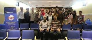 Foto bersama peserta Workshop dengan Pembicara, Professor Leonard Sebastian dan Convener, Tirta Mursitama, PhD