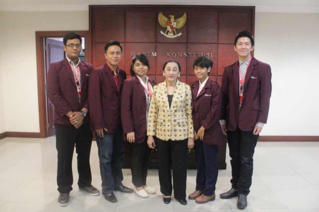 Kelompok Indonesia Dalam Perspektif foto bersama dengan Mahasiswa HI Binus foto bersama dengan Prof. Dr. Maria Farida Indrati S.H,M.H.
