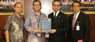 Penyerahan Edisi Perdana Journal of ASEAN Studies (JAS) kepada Menteri Luar Negeri, Marty Natalegawa