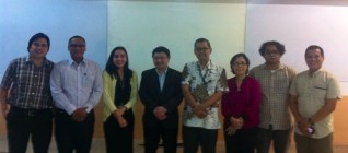 Dr. Cheng-Chwee Kuik with Participants