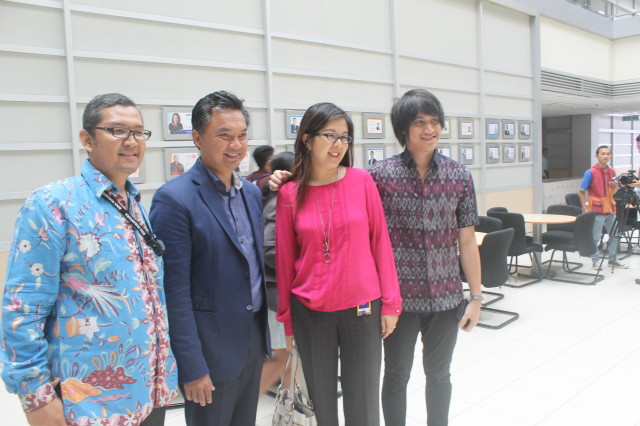 dari kiri ke kanan: Dr Tirta Mursitama, Dr. Dino Patti Jalal, Ms Lily Manoharan (Binus International Office), dan Kevin Aprilio) 