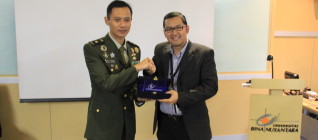 Pemberika token of appreciation oleh Kepala Departmen Hubungan Internasional BINUS, Tirta Nugraha Mursitama, PhD kepada Mayor Agus Yudhoyono