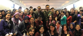Foto Bareng Mahasiswa HI Binus dan Mayor Agus Yudhoyono