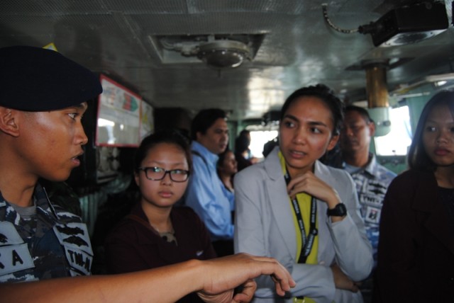 Mahasiswa mendengarkan penjelasan awak KRI di Anjungan Kapal