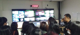 Mahasiswa HI Binus dalam Control Room
