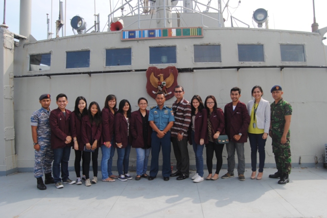 Mahasiswa HI Binus bersama Mayor Ristanto di KRI Teluk Celukan Bawang, 