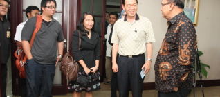 Visiting Professor HI Binus dari National Sun Yat Sen University bersama Dosen HI Binus Ratih Wagiswari mengunjungi Ketua MPR untuk mendiskusikan politik Indonesia di tahun 2014