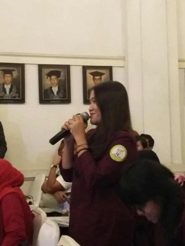 Mahasiswi HI Binus Ayu Tiara Mareta bertanya kepada Presiden World Bank