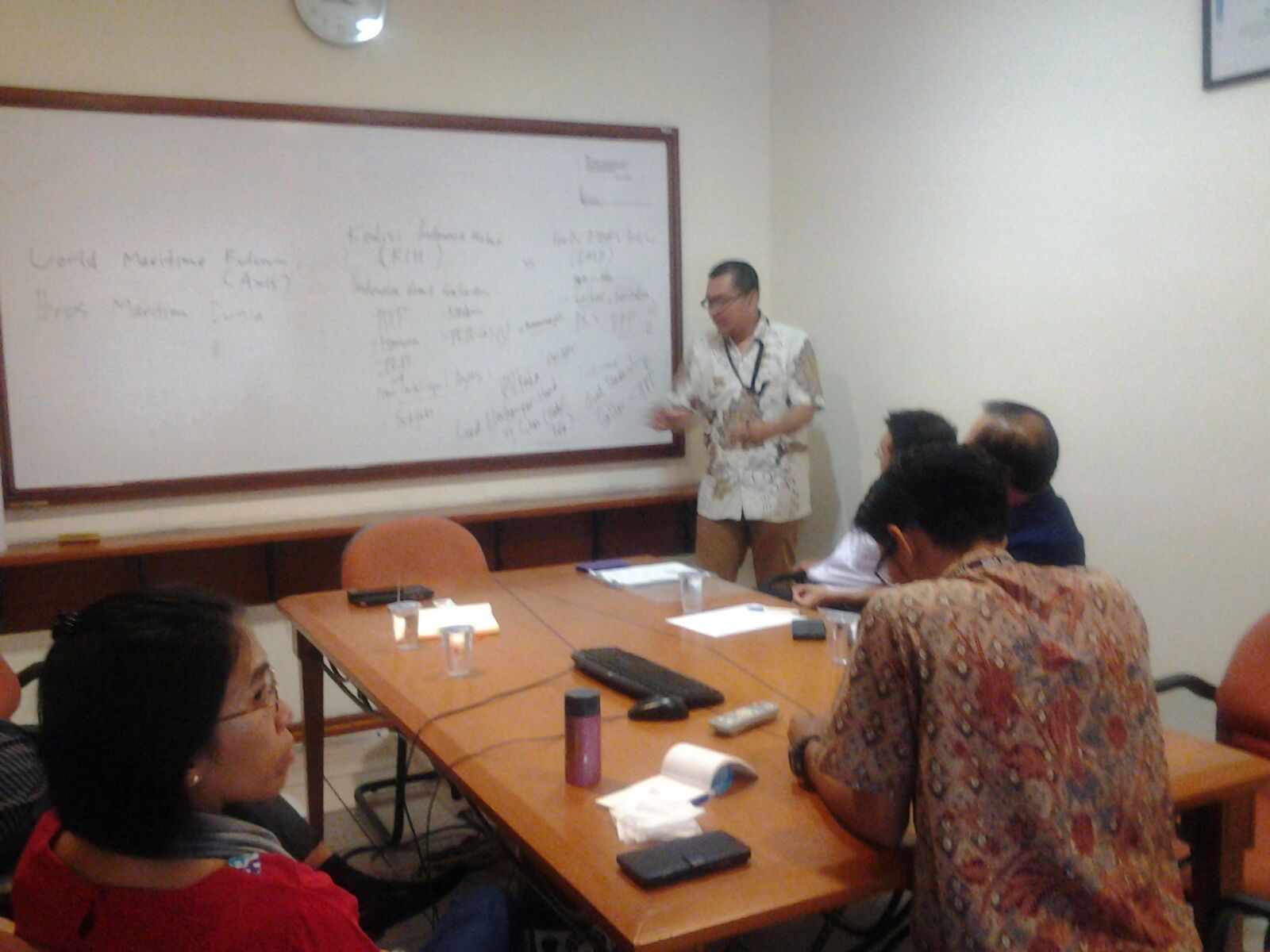 Prof. Tirta menjelaskan situasi politik Indonesia