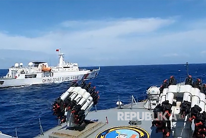 Video capture KRI Tjiptadi-381 yang beroperasi di bawah kendali Gugus Tempur Laut (Guspurla) Koarmada I  menghalau kapal Coast Guard China saat melakukan patroli di Laut Natuna Utara, Kepulauan Riau, Senin (30/12/2019). KRI Tjiptadi-381 menghalau kapal Coast Guard China untuk menjaga kedaulatan wilayah dan keamanan di kawasan sekaligus menjaga stabilitas di wilayah perbatasaan. ANTARA FOTO/HO/Dispen Koarmada I/wpa/foc.
(doc. Republika)