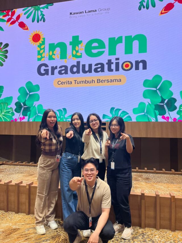 Foto bersama Priscillia Kezia dan rekan kerjanya mengadakan Intern Graduation lepas selesai internship di Ruparupa.