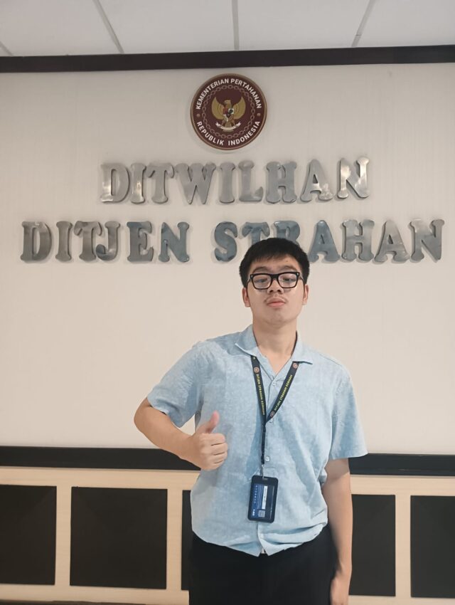 Foto Russel Haristho selama internship di Kementerian Pertahanan.